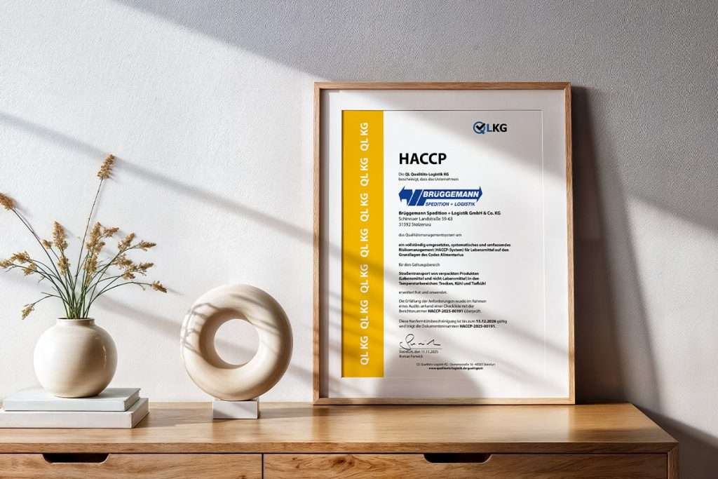 HACCP-Zertifikat 2026, dass das Qualitätsmanagement um ein vollständig umgesetztes, systematisches und umfassendes Risikomanagement (HACCP-System) für Lebensmittel auf den Grundlagen des Codex Alimentarius für den Geltungsbereich Straßentransport von verpackten Produkten (Lebensmittel und nicht-Lebensmittel) in den Temperaturbereichen Trocken, Kühl und Tiefkühl) erweitert hat und anwendet. Ausgestellt an Brüggemann Spedition + Logistik GmbH & Co. KG.