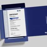 ISO 9001:2015 Zertifikat für Qualitätsmanagement, ausgestellt an Brüggemann Spedition + Logistik GmbH & Co. KG, auf Schreibtisch in einer Präsentationsmappe