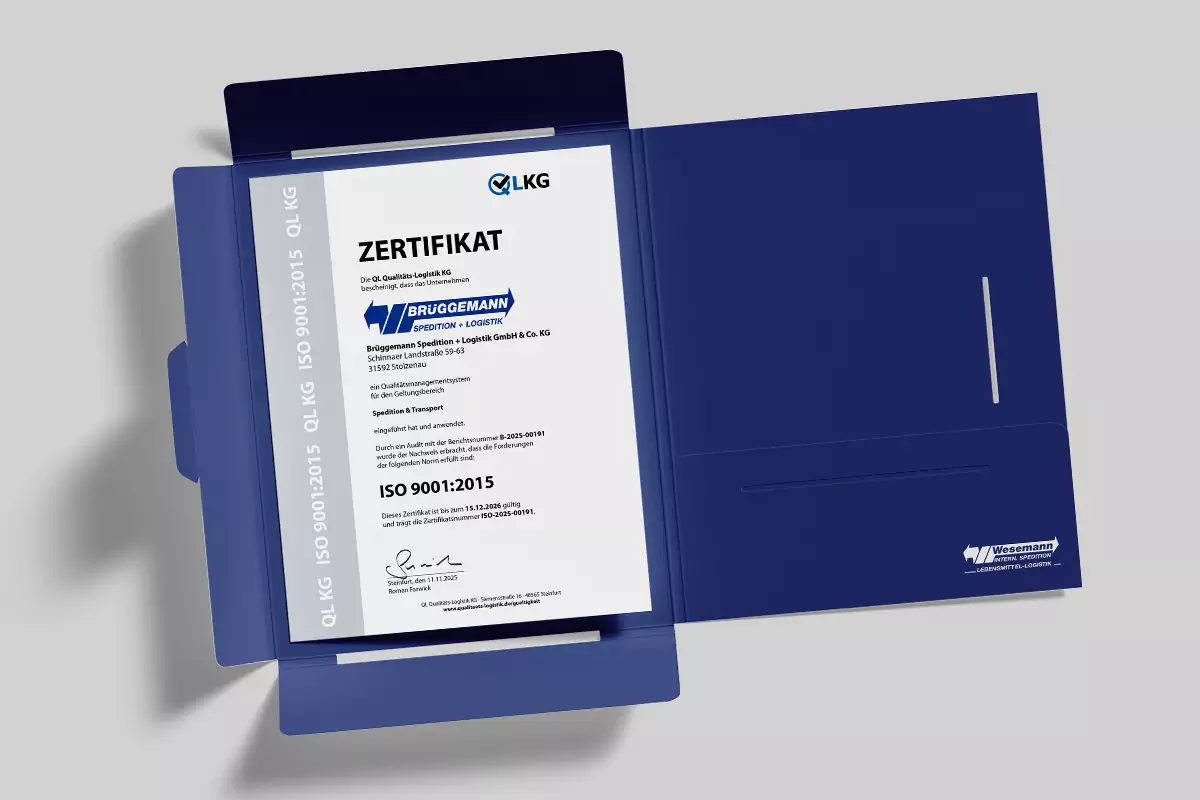 ISO 9001:2015 Zertifikat für Qualitätsmanagement, ausgestellt an Brüggemann Spedition + Logistik GmbH & Co. KG, auf Schreibtisch in einer Präsentationsmappe